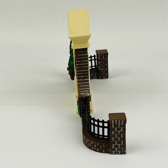 Dept 56 Olde World Antiques Gate‎ Porcelain Figures Disney Parks Village Series - Picture 3 of 8